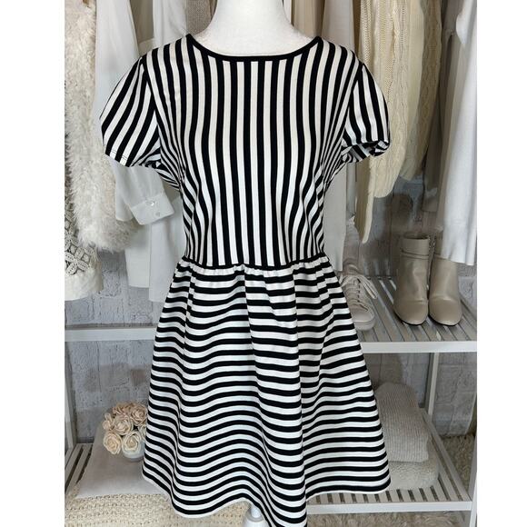 FOREVER 21 Dresses & Skirts - Forever 21 Women's Size L Black and White Striped Fit & Flare Dress #0365